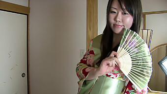 Japansk Massage: Klienten Får En Hård Handjob Og Cumshot