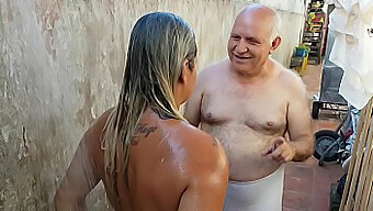 As Habilidades Orais De Paty Butt Em Exibição Neste Vídeo De Sexo Quente Na Praia