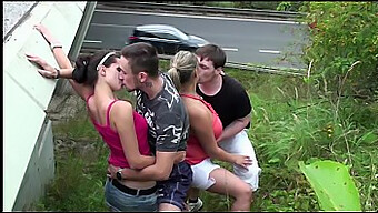 Gros Seins Sexe En Groupe Dans Une Voiture Publique Avec Une Grosse Bite