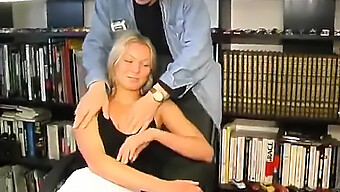 Une Blonde Aux Gros Seins Est Excitée Par Un Homme Plus Âgé Dans Un Trio