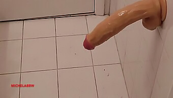 Bermain Dengan Dildo Gay Dan Kontol Besar Di Kamar Mandi