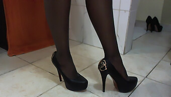 Nouveaux Talons Et Bite Noire