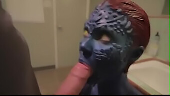 Mystique Képregényes Cosplay Képességeit Mutatják Be