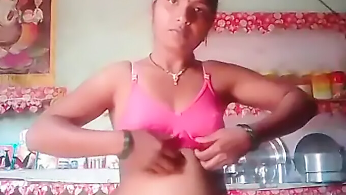 Big Tits Bhabhi Shoots Her Nude Selfie