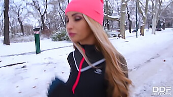 A Loira Bombástica Alyssia Kent Enfrenta Dois Em Um Selvagem Ménage À Trois