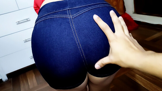 18+ Teenager Viene Sedotta E Scopata Nei Suoi Nuovi Jeans