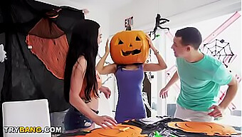 La Milf Tia Cyrus Tiene Su Cabeza Atascada En Una Calabaza Para Tu Disfrute