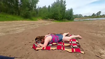 Klaarkomen Op Het Strand Met Een Bloedmooie Europese Vrouw