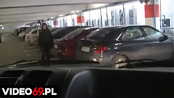 Nastolatka (18+) Robi Loda W Samochodzie Na Parkingu W Centrum Handlowym.