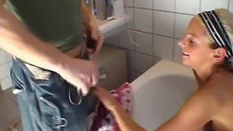 Amateur Blondine Wird Im Bad Gefickt