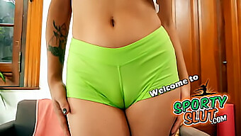 Cô Gái Trẻ Latina Với Bộ Đồ Cameltoe To Và Mông Tròn Trong Quần Yoga