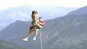 Sexo Atado: Cliffhanging Con Una Sumisa