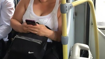 Las Grandes Tetas De La Milf Rebotan En El Autobús En Público