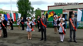 ロシアのダンスガールのアップスカートパフォーマンス