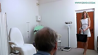 Nackte Barbra Besucht Ihren Arzt Zur Medizinischen Untersuchung