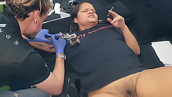 Amateur Latina Vrouw Krijgt Een Tatoeage In Ruil Voor Een Leuke Tijd