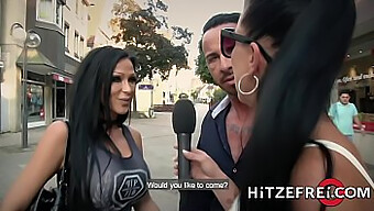 Polna Prsi Nemška Milf Jacky Lawless Dobi Svojo Ritko In Usta Pofukano Na Prostem