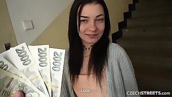 Česká Teenagerka (18+) Dostane Handjob A Výstrek