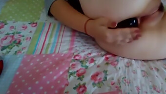 Cewek Rusia Menikmati Sesi Masturbasi Yang Keren Dengan Dildo