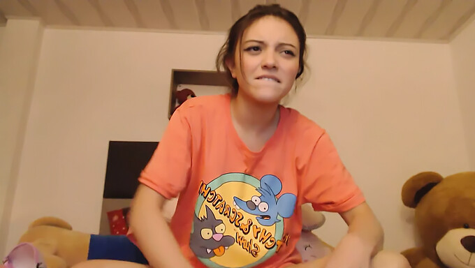 Ragazza Diciottenne Con Le Tette Piccole Gode Del Gioco Da Sola