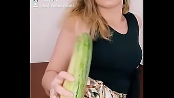 Garota Solitária Se Masturba Com Um Pepino Grande