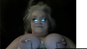 Le Show Webcam D'Une Mamie À Gros Seins