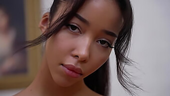 Busty Asiatisk Babe Gir En Røff Dyp Hals Blowjob Og Svelger Sæd