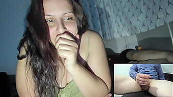 Marito Cornuto Fa Una Pausa Mentre Sua Moglie Si Diverte In Uno Spettacolo In Webcam