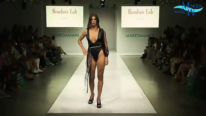 Giày Cao Gót Và Đồ Lót Trên Sàn Catwalk