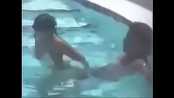 Mojada Y Salvaje: Anal Y Por Detrás En Una Piscina Caliente