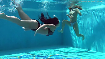 Jessica E Lindsay Desfrutam De Um Mergulho Quente Na Piscina.