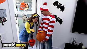 Teen Evelin Stone Y Bruno Dickemz Se Divierten Con Un Pene En Un Video De Halloween