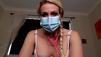 Femdom-Lege Melker Kinky Australsk Milf Med Kirurgisk Maske Pov