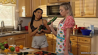 Tiffany Watson Y Jada Kai Se Involucran En Sexo Lésbico Exótico Con Un Pepino