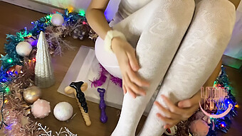 Sorakan Natal: Gadis Cantik Masturbasi Hingga Orgasme