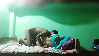 Video Asyik Romantis Gadis India Desi Berusia 18 Tahun Dengan Teman-Teman