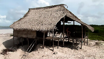 Neuken En Sperma Slikken In Een Wild Strandhuisje