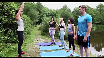 Homme Britannique Bande Pendant Une Séance De Yoga