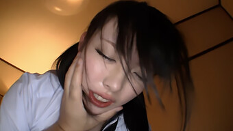 Asiatische Teenagerin 18 Jahre Gibt Einen Sinnlichen Blowjob