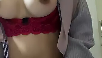 Sange Bugil的乳房得到了锻炼