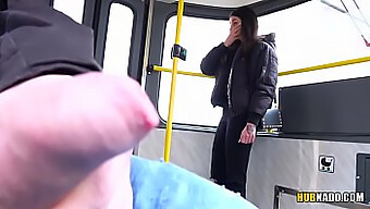 Schau Mir Zu, Wie Eine Heiße Babe Mir In Öffentlichen Verkehrsmitteln Einen Blowjob Gibt