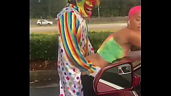 Ebony Schoonheid Jasamine Banks Krijgt Haar Achterkant Gelikt En Gevingerd Door Gibby The Clown