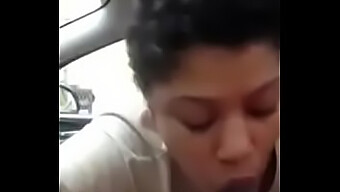 Namorada Amadora Negra Faz Um Boquete No Carro Do Meio-Irmão