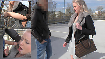 Une Milf Blonde Surprise En Train De Jouir Sur Un Parking Public