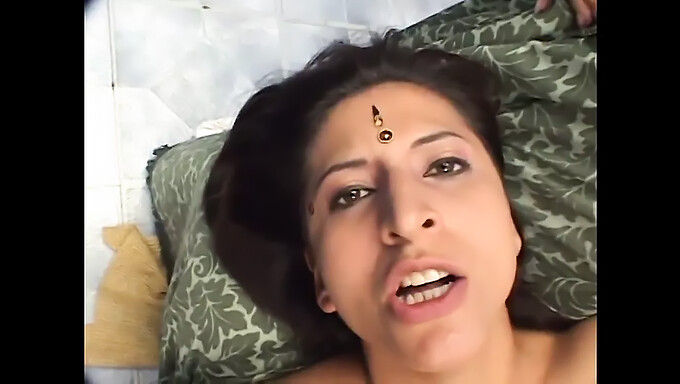 Follada India Con Una Putita Madura En Un Trío