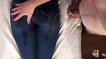 Pijatan Jeans Denim Dengan Lotion Dan Mainan Jari Yang Menggoda